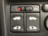 【両側パワースライドドア】両側がパワースライドドアになっており、運転席のスイッチやスマートキーでも開閉が可能です!開口部も広いので乗り降りも楽々♪