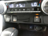 運転席と助手席には寒い時にうれしいシートヒーターが装備されてます。