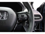 Hondaセンシングの機能のひとつ、アダプティブクルーズコントロール付!アクセルから足を離しても設定したスピードと前車との車間を保ち走行してくれます!車線維持もアシスト☆高速道路で疲労軽減ですね☆