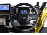 運転中もハンドルでの操作が可能です。特に高速道路等の目が離せない運転時には、便利さだけでなく、安全性も兼ね備えております。