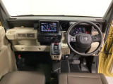 車内は光触媒抗菌消臭施工済です。インパネ周りはスタイリッシュなデザインです。グローブボックスやカップホルダーのほかにトレーなどたくさんの収納スペースが付いています。