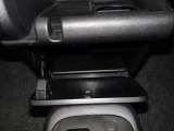 車検証などの収納に便利なグローブボックスです。