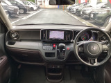前方視界が広い運転がしやすい前席となっております。