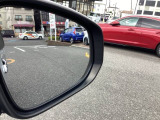 【ブラインドスポットモニター】走行中、斜め後ろのクルマの存在を検知。ドアミラー内の警告灯を点灯させ、ドライバーにお知らせします。