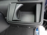 【カップホルダー】エアコン吹き出し口下部に設置されていますので使いやすさバッチリ!運転席から手の届くちょうどの位置です!
