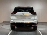 前・後方に車両や壁などの障害物がある場合、クルマが誤操作を察知して、衝突を未然に防ぎます。