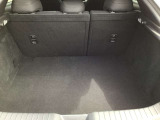 ラゲージルーム!後ろのシートは片方ずつ倒せます。乗る人や積む荷物に応じてアレンジが可能ですので多彩に使えてとても便利です。