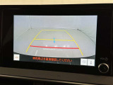 後方の見える安心をお届けするバックガイドモニター付:バックするときのアシストラインもあって楽々バック!車庫入れや縦列駐車をサポートし、苦手な駐車も安心です!今やもう手放せない装備ですネ♪