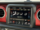 運転席・助手席の温度調節を個々に設定できるデュアルゾーンオートエアコンを装備しております