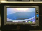 ギヤをR(バック)に入れるとナビの画面に後ろの映像が映るリアカメラ付です。後退時、コンディションが悪い視界でもカラーバックモニターがドライバーをサポートします。