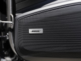 BOSEサラウンドサウンドシステムは、車内の音響特性に合わせて的確にチューニングされており、コンサートホールのようにバランスに優れた原音を忠実に再現した音響パターンを生み出します。