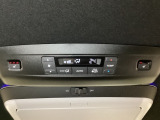 ルーフ中央にエアコン操作パネルがついていますので、2列目・3列目にお乗りの方も快適に過ごせます。両脇には左右別々にシートヒータースイッチがついており、3段階の温度設定ができます。
