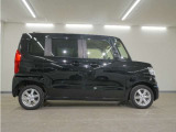 リアには左右スライドドアを採用。狭い駐車場でも開閉しやすく、強風の日でもドアが煽られにくくなっております。小さなお子さまやご年配の方も安心して乗り降りできます。