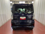 跳ね上げ式バックドアなので、雨天時の荷物の出し入れの際も濡れにくいです