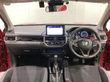 車内は光触媒抗菌消臭施工済です。インパネ周りはスタイリッシュなデザインで機能や装備も充実しています。グローブボックスやカップホルダーのほかにトレーなどたくさんの収納スペースが付いています。