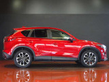 CX-5のサイドビューは、フロントから流れる流麗なラインが魅力。引き締まったフォルムが、凛とした佇まいを演出します。SUVらしい力強さの中に、大人の洗練された品格を感じさせるデザインです。