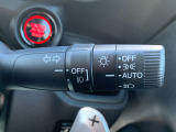 ■オートライト■車外の明るさに応じて、自動的にライトの点灯・消灯をしてくれます。トンネルが続くような道でも、いちいちライトスイッチを操作する必要がありません。消し忘れの心配もありません。