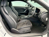 アルカンターラーとレザーを組み合わせたスポーツシートは身体をしっかりとホールドし正しい運転姿勢を保つことで安全性に重要な運転疲労を軽減します。