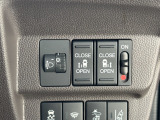 運転席の手元で両側スライドドアの開閉操作が可能です。