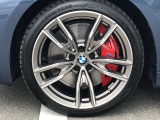 BMW純正19インチホイール。洗練されたデザインで、足元の個性を引き立てます。