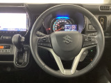 【ハンドル】運転にかかわる様々な操作を安全に行えるように視点移動が少なく操作性に配慮されたスイッチ類が凝縮されたコックピットです。