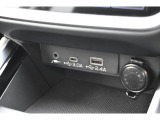 音楽はUSBまたはBluetooth接続したポータブルオーディオプレーヤーなどで再生できます。