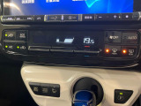 【オートエアコン】一度お好みの温度に設定すれば、車内の温度を検知し風量や温度を自動で調整。暑い&hellip;寒い&hellip;と何度もスイッチ操作をする必要はありません。快適な車内空間には必須の機能ですね♪