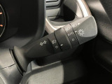 【オートライト】 周囲の明るさに応じて、ヘッドランプを自動的に点灯・消灯してくれるので、とても便利です。