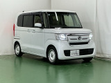狭い駐車場でも、スライドドアならチャイルドシートへのお子さまの乗降や荷物の積載もスムーズ。とても便利な【両側電動スライドドア】ドアハンドを少し引くだけでリアドアが自動開閉します。
