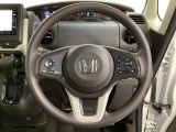 ハンドルにHondaセンシング系のクルーズコントロールやレーンキープアシストなどのスイッチと、オーディオの操作スイッチが装備されています。ハンドルから手を離さず安全に操作できます。