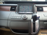 インパネシフトだから視線の移動も少なく足元もスッキリ。運転席もゆったりしているのでゆとりを持ってドライブできますね。