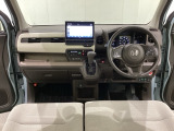 車内は光触媒抗菌消臭施工済です。インパネ周りはスタイリッシュなデザインで機能や装備も充実しています。グローブボックスやカップホルダーのほかにトレーなどたくさんの収納スペースが付いています。