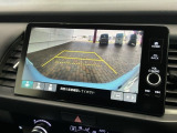 リバースギアに入れるだけで後方の表示へ切り替わります。夜間や雨の日の駐車も楽になりますよ。