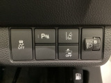 ハンドルの右側にはヘットライトリベライザーとHondaセンシング用のメインスイッチがついています。ヘッドライトリベライザーは道路状況や積荷の加重に応じてライトの高さを調節できます。