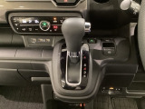 CVT車のセレクトレバーです。低速から高速まで、変速ショックのないスムーズな走りと、エンジン効率のよい領域を維持して燃費にも貢献します。サイドブレーキはスイッチ操作の電子制御パーキングブレーキです。