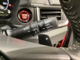 ステアリングの裏側、左右にパドルシフトがついています。右が+、左が-の操作でシフトチェンジを行い、エンジンブレーキなどのマニュアル操作ができます。