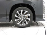 タイヤサイズは(205/55R17)で純正アルミホイールです。