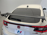 【大型リヤスポイラー】スポーツカーらしさがグッと引き立つ大型リヤスポイラーを装着♪高速走行時のスタビリティ(走行安定性)向上に役立ちます。