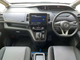 左右へと大きく広がる開放的なデザイン。細部からも感じられる先進性と上質感に、気持ちが高鳴ります。