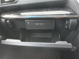 【グローブボックス】大容量のグローブボックスです!!車検証ケース他、日頃使う小物類の収納スペースもたくさんあります!