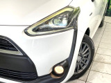 【LEDヘッドライト】悪天候や夜間走行時も良好な視界を確保し安心して運転できる高輝度LEDヘッドライトを装備!点灯速度が早く、消費電力も抑えられています。