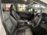運転席の画像です。足元やシートまわりに余裕があり、リラックスした姿勢で運転が可能です。視界も良好で操作系へのアクセスもしやすく、快適で安心感のあるドライブをサポートします。