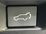 【パワーバックドア】スマートキーや運転席のボタンを押すだけでリアゲートが自動で開閉します!荷物を持っている時や、高い位置にあるバックドアを閉める際に便利な機能です♪