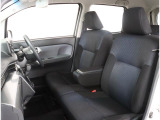 前席は視界が良く運転しやすいです!!前席がベンチシートになっているので、左右の行き来がしやすく、足元も広々と使えるのが特徴です!!