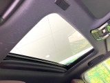 【サンルーフ】開放感たっぷりの希少装備、サンルーフが装着されています!車内に明かりを取り入れたり景色を楽しむ以外にも、車内の空気も簡単に換気できて快適です!