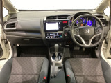 車内は光触媒抗菌消臭施工済です。インパネ周りはスタイリッシュなデザインです。グローブボックスやカップホルダーのほかにトレーなどたくさんの収納スペースが付いています。