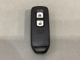 スマートキーを装備しています。鍵を差し込むことなくドアロックの開け閉めと、スタートボタン操作でのエンジンスタートができます。