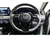 運転中もハンドルでの操作が可能です。特に高速道路等の目が離せない運転時には、便利さだけでなく、安全性も兼ね備えております。
