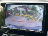 【バックカメラ】駐車時に後方がリアルタイム映像で確認できます。大型商業施設や立体駐車場での駐車時や、夜間のバック時に大活躍!運転スキルに関わらず、今や必須となった装備のひとつです!