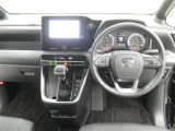 運転席からの視界はこんな感じです☆お気軽にご来店いただき、実際に座って是非お確かめください。ドライバーに寄り添う快適な操作フィールをもたらすステアリングです。